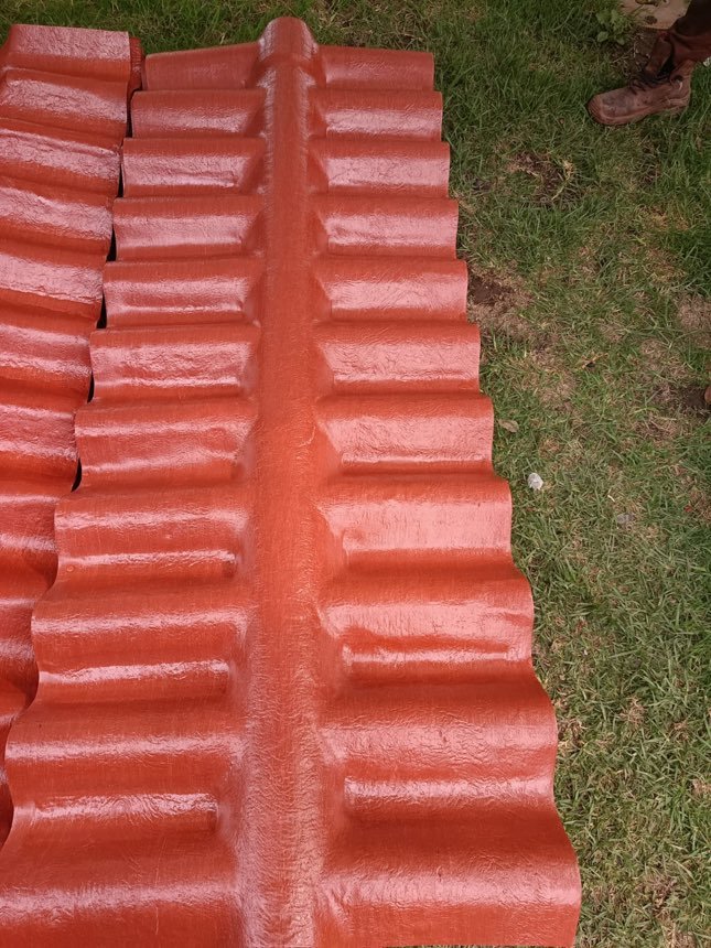 Caballete de plastiteja color rojo teja colocado sobre una lámina