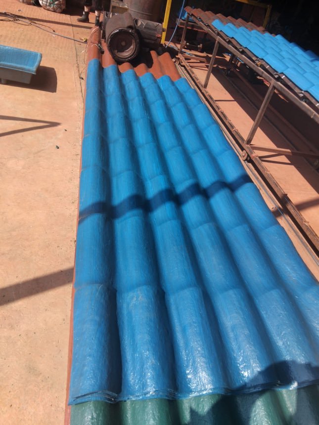 Láminas de plastiteja en rojo, azul y verde apiladas, junto a un lavadero azul