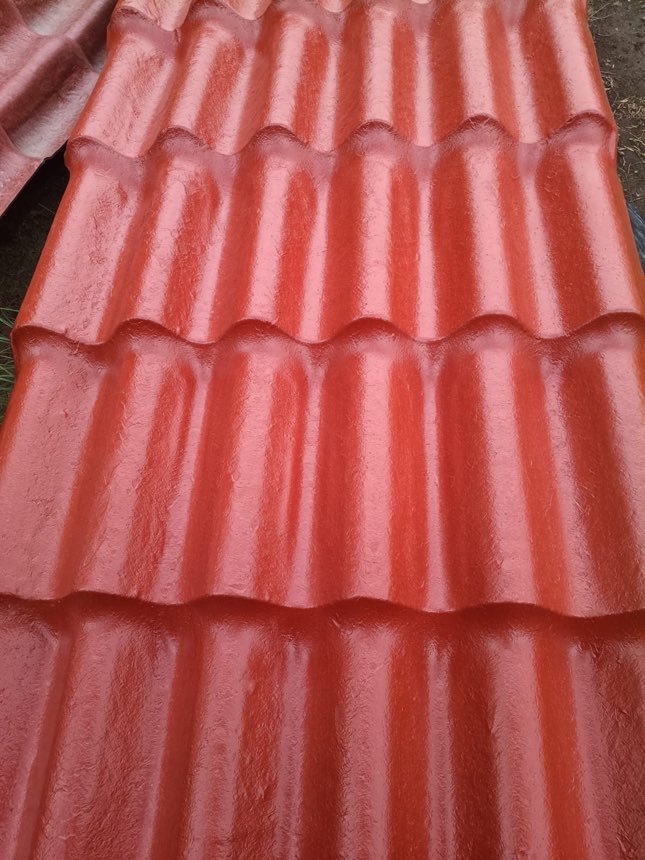 Plastiteja rojo teja extendida, se ven las hileras de teja a lo largo de la lámina